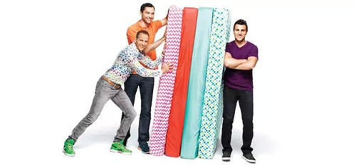 Airbnb 公司的三位創(chuàng)始人，以及他們最早的 Airbed