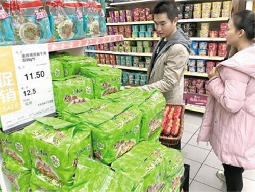 市民在超市內(nèi)購買方便面。