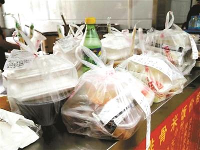 一餐館的“飯口”時(shí)段，等待“出發(fā)”的外賣擺滿案臺(tái)