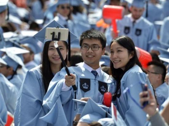 2015年5月20日，幾名中國留學(xué)生在美國哥倫比亞大學(xué)第261屆畢業(yè)典禮上自拍。約15000名畢業(yè)生參加了當(dāng)天的儀式，其中包括近600名中國學(xué)生。新華社記者王雷攝