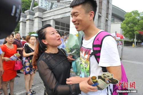 資料圖：家長(zhǎng)給考生送上鮮花。王康明 攝