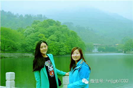 奧斯卡汽車影城的美女和這個(gè)風(fēng)景融入的真好啊，有木有？！