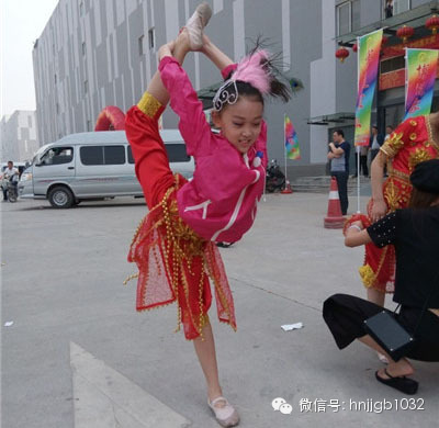 先練練功，為一會兒的演出做準(zhǔn)備