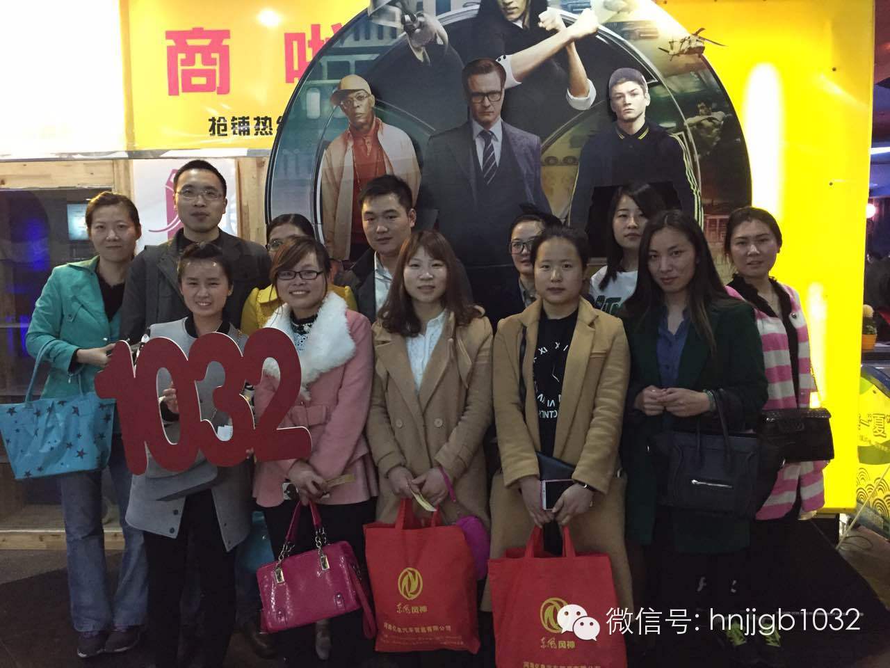 來(lái)個(gè)合影，1032的聽(tīng)眾棒棒噠，個(gè)個(gè)都準(zhǔn)時(shí)到達(dá)了集合地點(diǎn)。Johnny表示很欣慰啊！