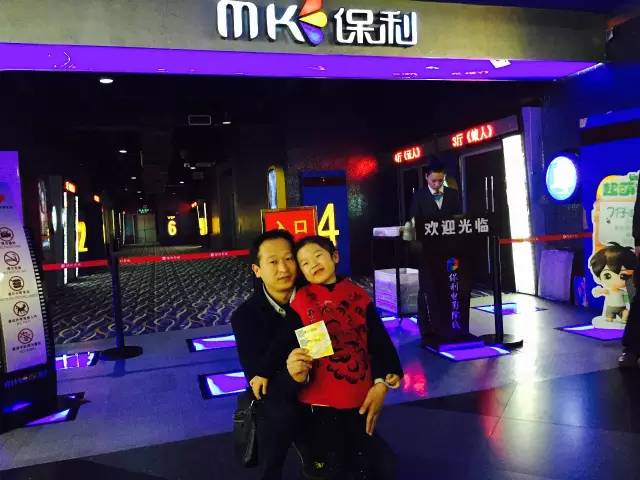再來(lái)看兩個(gè)萌娃，表情都好有戲！