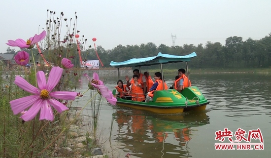 在水云間乘船游園，愜意無限