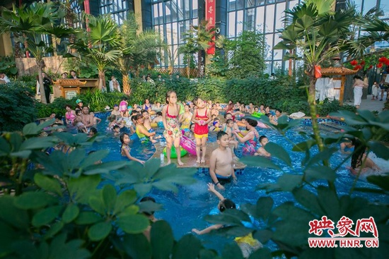 又開始過(guò)夏天的孩子們，在溫潤(rùn)的泉水里放任天性。