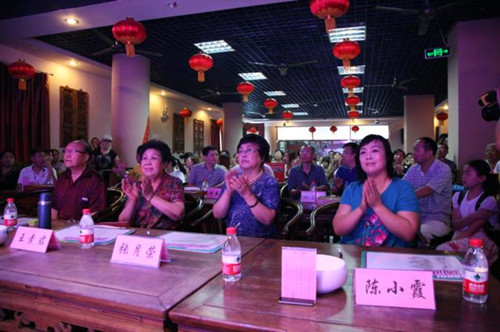 我省著名豫劇表演藝術(shù)家素君（左2）、常香玉弟子、國家一級演員張?jiān)聵s（右2）