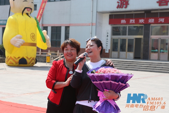 長壽山景區(qū)董事長、總經(jīng)理孫春花與主持人周迪