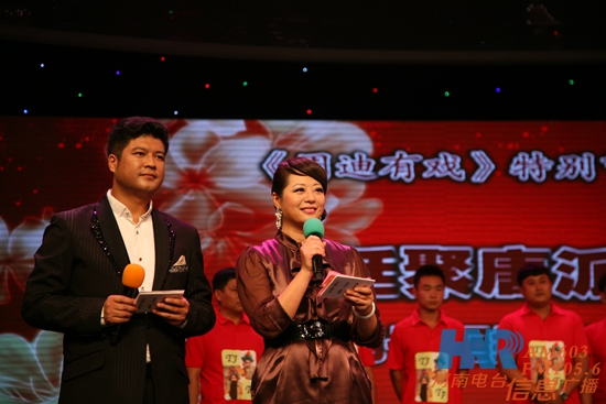 《周迪有戲》主持人周迪、鄭州電視臺文體頻道主持人劉冰（左）