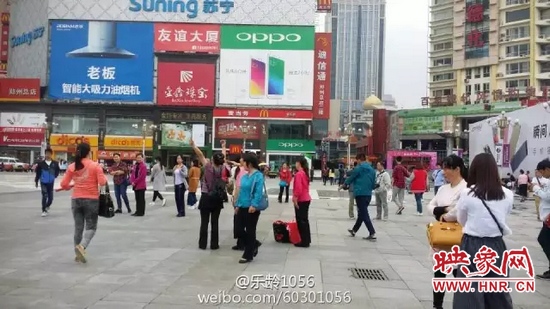 他們從四面八方匯集到二七塔下，由行走路人一下變成了一支舞蹈隊，跳起了節(jié)奏歡快、時尚動感的舞蹈。