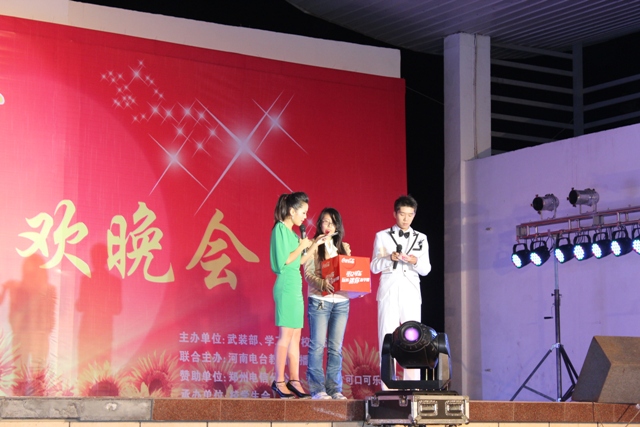 教育廣播女主播葉子現(xiàn)身晚會，全場沸騰