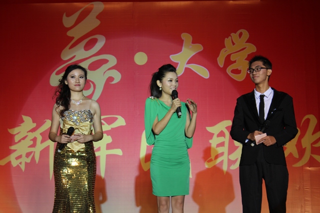 教育廣播女主播葉子現(xiàn)身晚會，與學生同臺主持