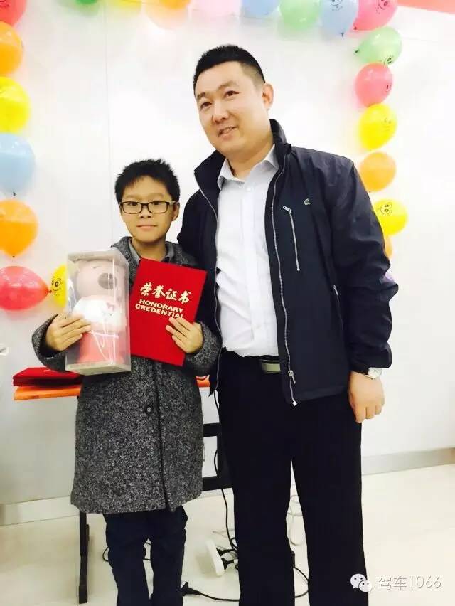 我是小小銀行家，來跟行長合個影哦