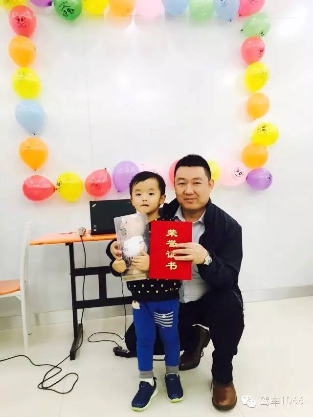 我是小小銀行家，來跟行長合個影哦