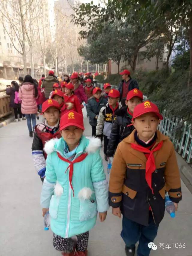 脖子上戴著紅領(lǐng)巾，頭上頂著小紅帽，排著整齊的隊(duì)伍——出發(fā)！