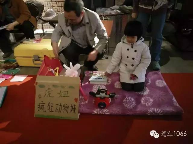 這位小老板的攤位擺的有模有樣的，不過旁邊這位酷爸怎么這么眼熟？