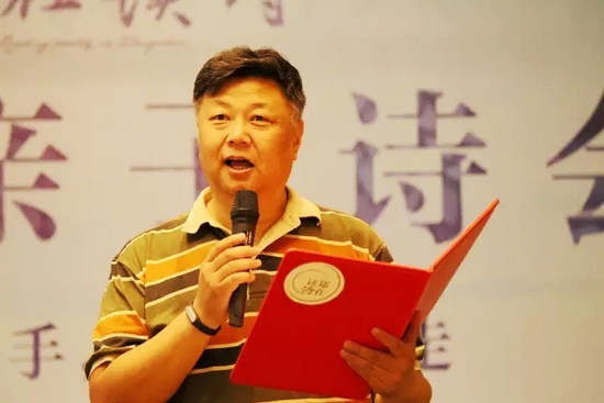 第一個節(jié)目便是重磅，大象融媒·欣欣象融網(wǎng)絡科技公司董事長魏峰帶來沈浩波的作品《在夏天時想起秋天》