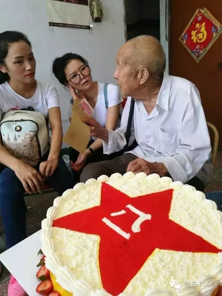 二姐們認(rèn)真聽(tīng)老兵講抗戰(zhàn)的故事，老人年事已高，記憶都是轟炸！轟炸！轟炸！