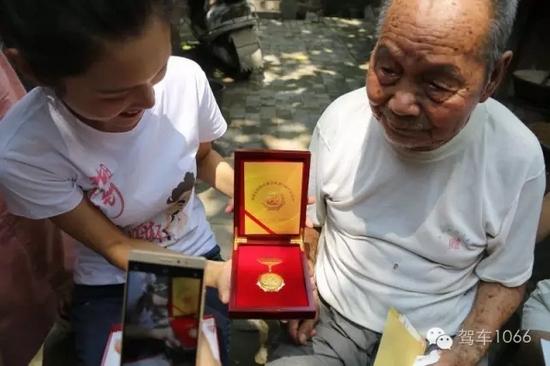 老兵聽(tīng)不到我們?cè)谡f(shuō)什么，今年98了。