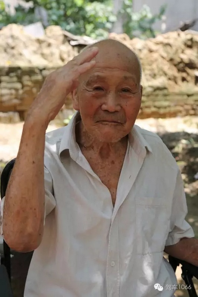 老兵身子骨不行了，九十多歲了……也許軍禮不那么標(biāo)準(zhǔn)了，但是這一幕還是感動(dòng)到了我們……