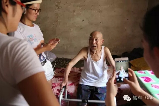 老兵老兵，你的勛章呢，國(guó)家給你的那個(gè)？