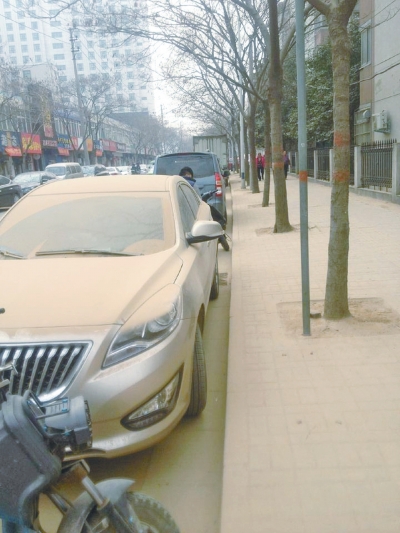 馬路灰頭土臉，停在路邊的車也蒙塵。