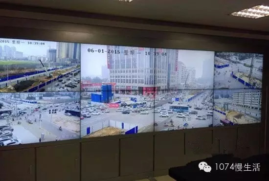 通過監(jiān)控人員操控“電子眼”調(diào)整焦距，可以看到整個工地全景