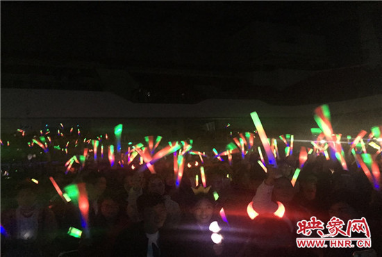 當(dāng)晚現(xiàn)場約2500個座位全場爆滿，還有全國各地歌迷會趕來的歌迷們。