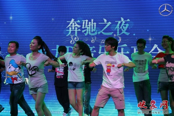 熱情洋溢的開場舞，DJ們?nèi)硇耐度? complete=