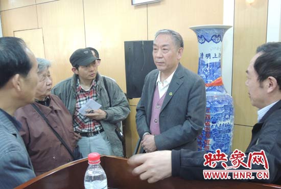 講座結(jié)束后，聽眾向戚建莊提問。