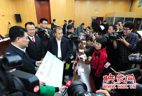 最高人民法院執(zhí)行局局長劉貴祥、河南省高級人民法院院長張立勇親手為申請執(zhí)行人員發(fā)放執(zhí)行款