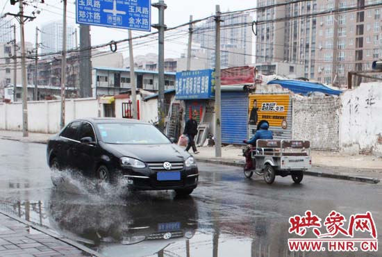 機動車路過，濺起一米多高的水花
