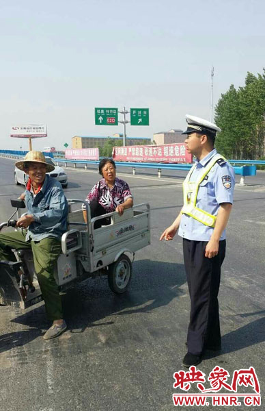 為抄近道走親戚，開封老漢騎電動(dòng)三輪車上高速。