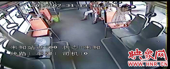 家長(zhǎng)放任小孩在車廂內(nèi)玩耍，甚至站到座椅上。