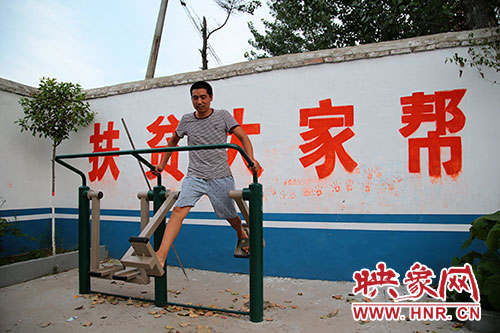 張國(guó)敬堅(jiān)持在村中的文化廣場(chǎng)上做著恢復(fù)性鍛煉。
