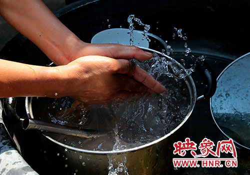 洗碗洗菜對(duì)于雙眼失明的張國(guó)敬來(lái)說(shuō)，需要比常人花上更多的時(shí)間。
