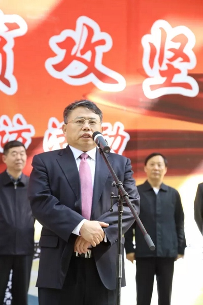 省委宣傳部副部長、省新聞出版廣電局局長朱夏炎宣布《打贏脫貧攻堅戰(zhàn)》大型采訪活動正式啟動。