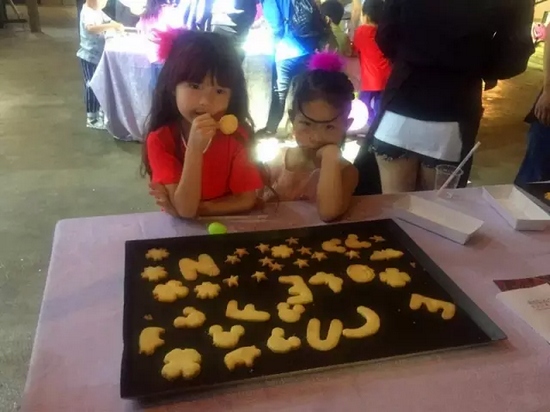 烤制好的餅干，發(fā)揮想象力，畫(huà)上美麗的圖案