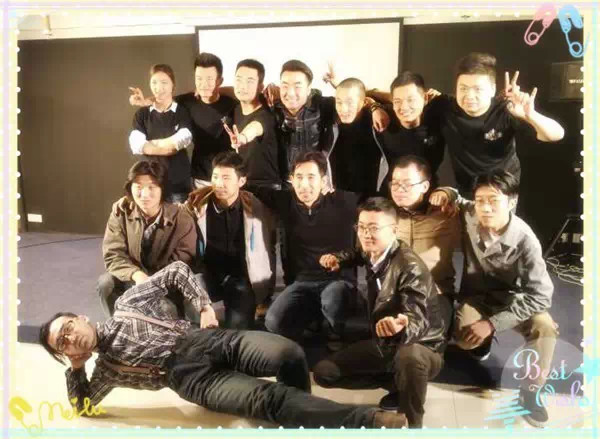 表演結(jié)束，看這哥們兒，為了和演員合影也是蠻拼的！