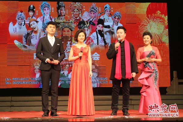戲迷春晚主持人月陽(yáng)（右二）、李亞楠（右一）、王巖（左二）、王曉凡（左一）