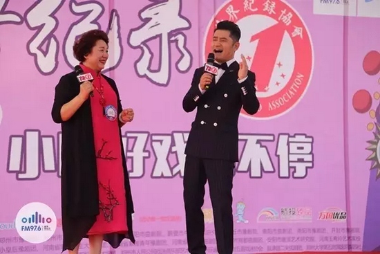 原來是關(guān)大帥哥的演唱，逗笑了全場(chǎng)觀眾