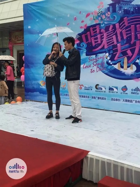 這是一位在校大學(xué)校，暗暗的喜歡純純的愛。