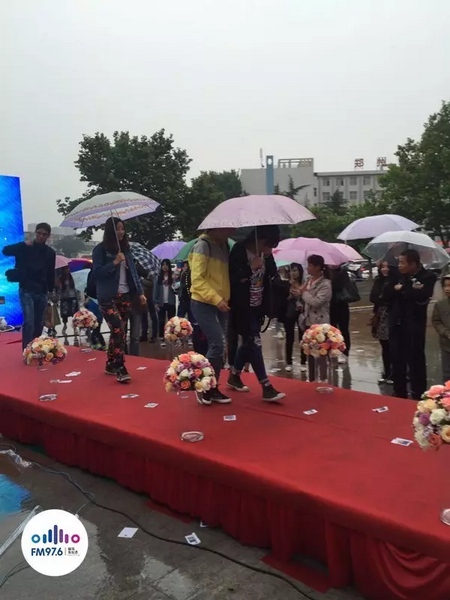 　　好友從屏幕后面走出來，他們特意從陜西、平頂山趕來為兩人送出祝福。