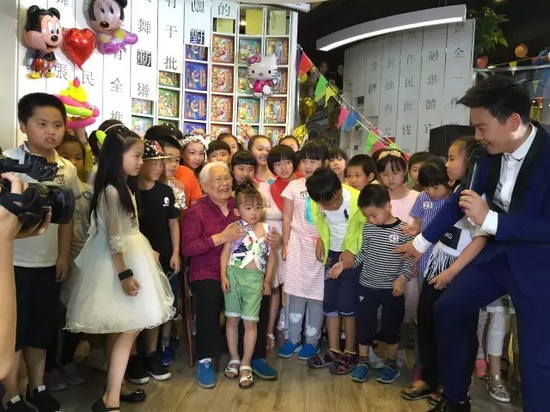 　　豫劇表演藝術(shù)家高潔老師和孩子們?cè)谝黄?，講述自己和戲曲的故事，祝福所有的小朋友節(jié)日快樂。
