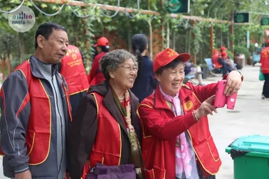 爺爺奶奶叔叔阿姨被盛運莊園的景致吸引，紛紛拍照留影