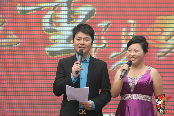 活動(dòng)由著名戲曲節(jié)目主持人，河南電臺(tái)戲曲廣播當(dāng)家小生月陽(yáng)（左）戲曲廣播《票友排行榜》主持人丁蘭（右）主