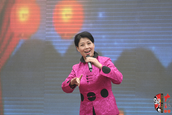 著名曲劇表演藝術(shù)家、中國(guó)戲劇梅花獎(jiǎng)獲得者方素珍演唱曲劇《風(fēng)雪配》選段“今日是我出閨的前一天晚上”