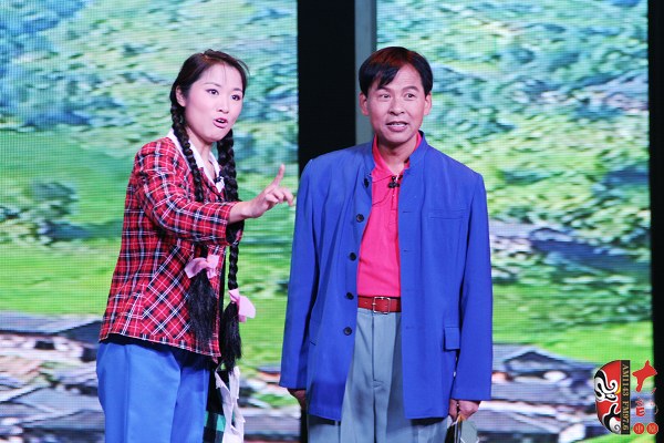 第二場，河南省豫劇三團(tuán)優(yōu)秀演員劉海功（右）飾栓保，安陽市票友景永芳（左）飾銀環(huán)