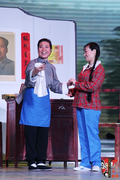 第三場，河南電臺戲曲廣播總監(jiān)木子（左）飾栓保娘，《梨園星秀場》《有你就有戲》主持人媛媛（右）飾銀環(huán)